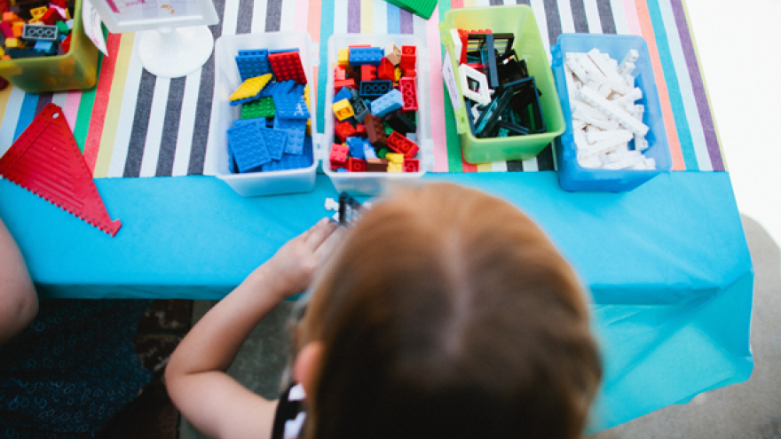 Hra s Legom je prospešná aj pre deti so špeciálnymi potrebami. Terapia hrou s Legom (“Lego play therapy”) sa už viac ako 10 rokov úspešne využíva u detí s autizmom.